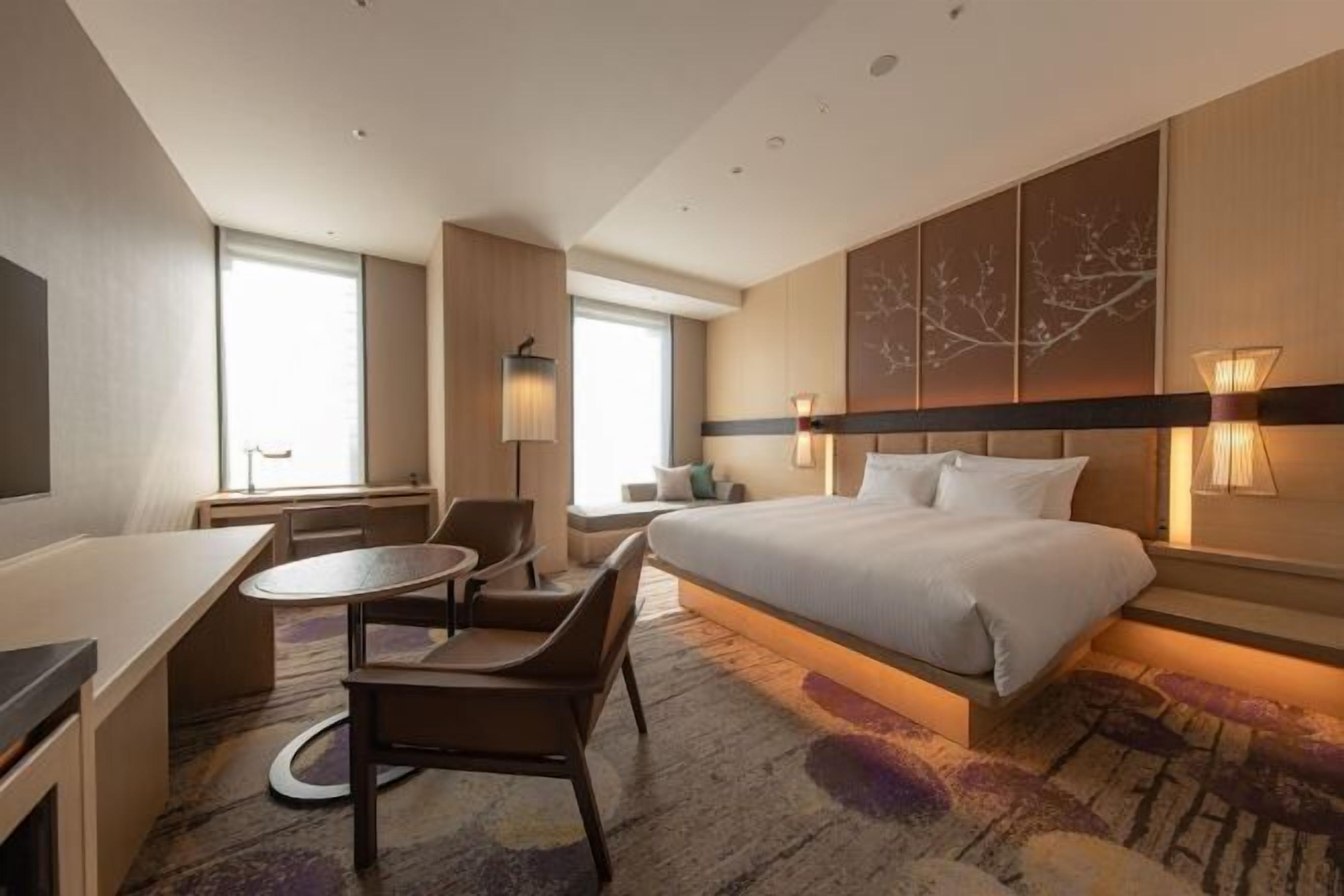 ผ้านวมขนเป็ด, มินิบาร์, ตู้นิรภัยในห้องพัก, โต๊ะทำงาน