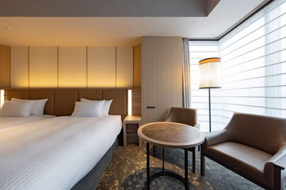 Copriletto in piuma, minibar, una cassaforte in camera, una scrivania