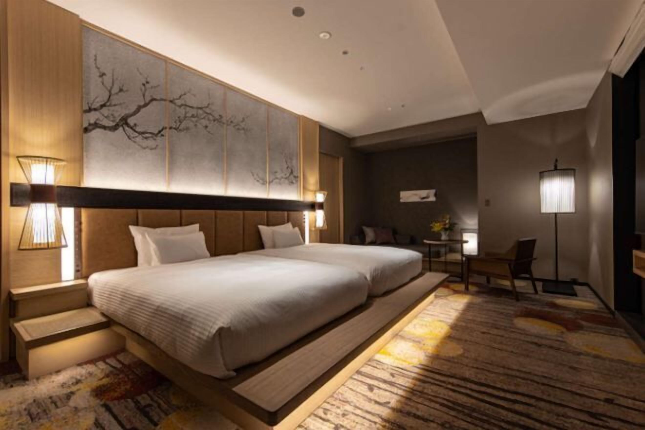 ผ้านวมขนเป็ด, มินิบาร์, ตู้นิรภัยในห้องพัก, โต๊ะทำงาน