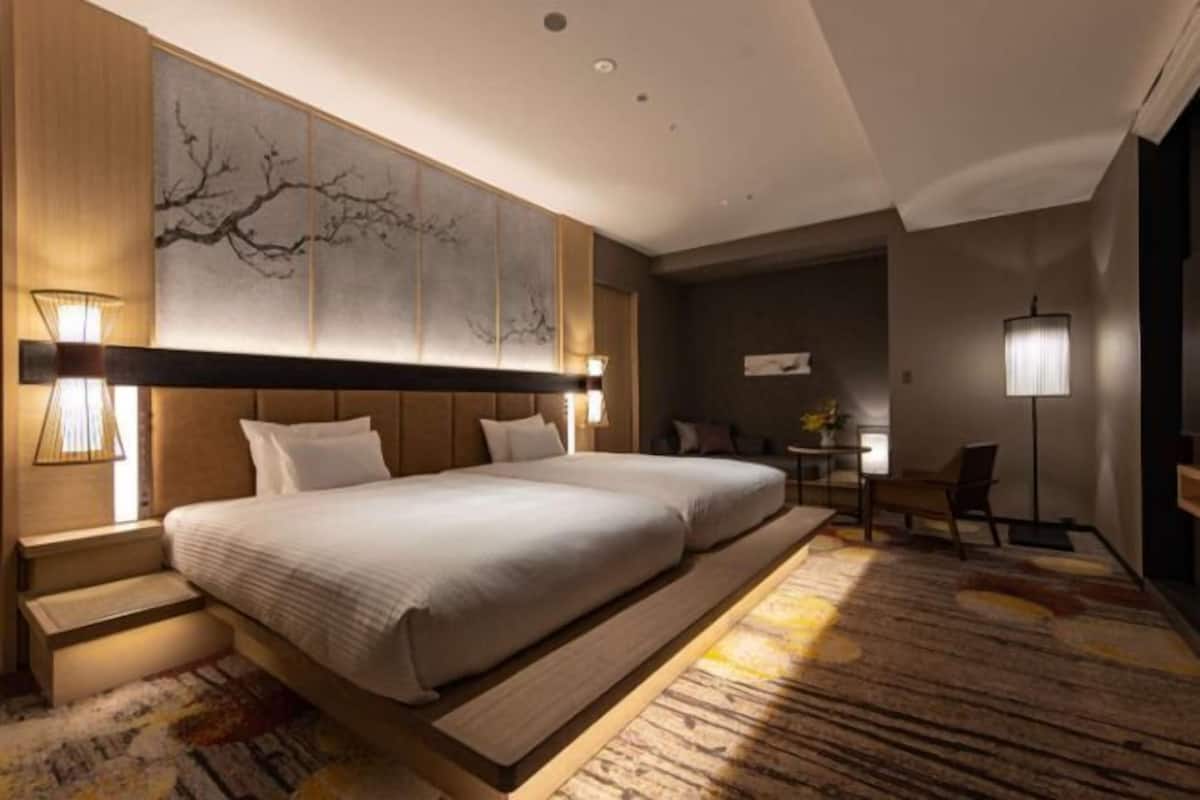 Copriletto in piuma, minibar, una cassaforte in camera, una scrivania