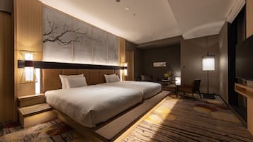 Twin kamer, niet-roken (Suite, Top Floor,Max 2 Adults) | Donsdekens, een minibar, een kluis op de kamer, een bureau