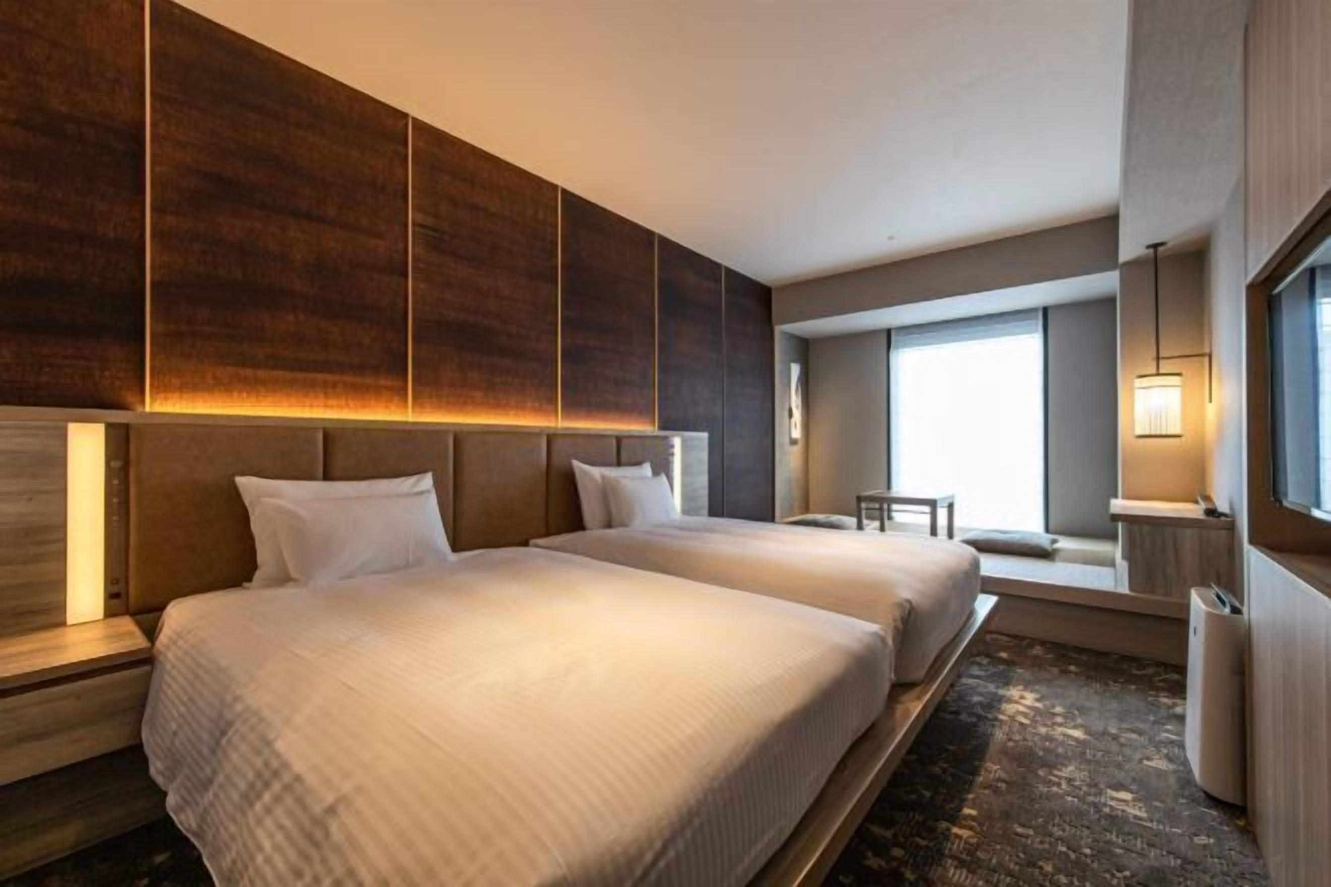 ผ้านวมขนเป็ด, มินิบาร์, ตู้นิรภัยในห้องพัก, โต๊ะทำงาน