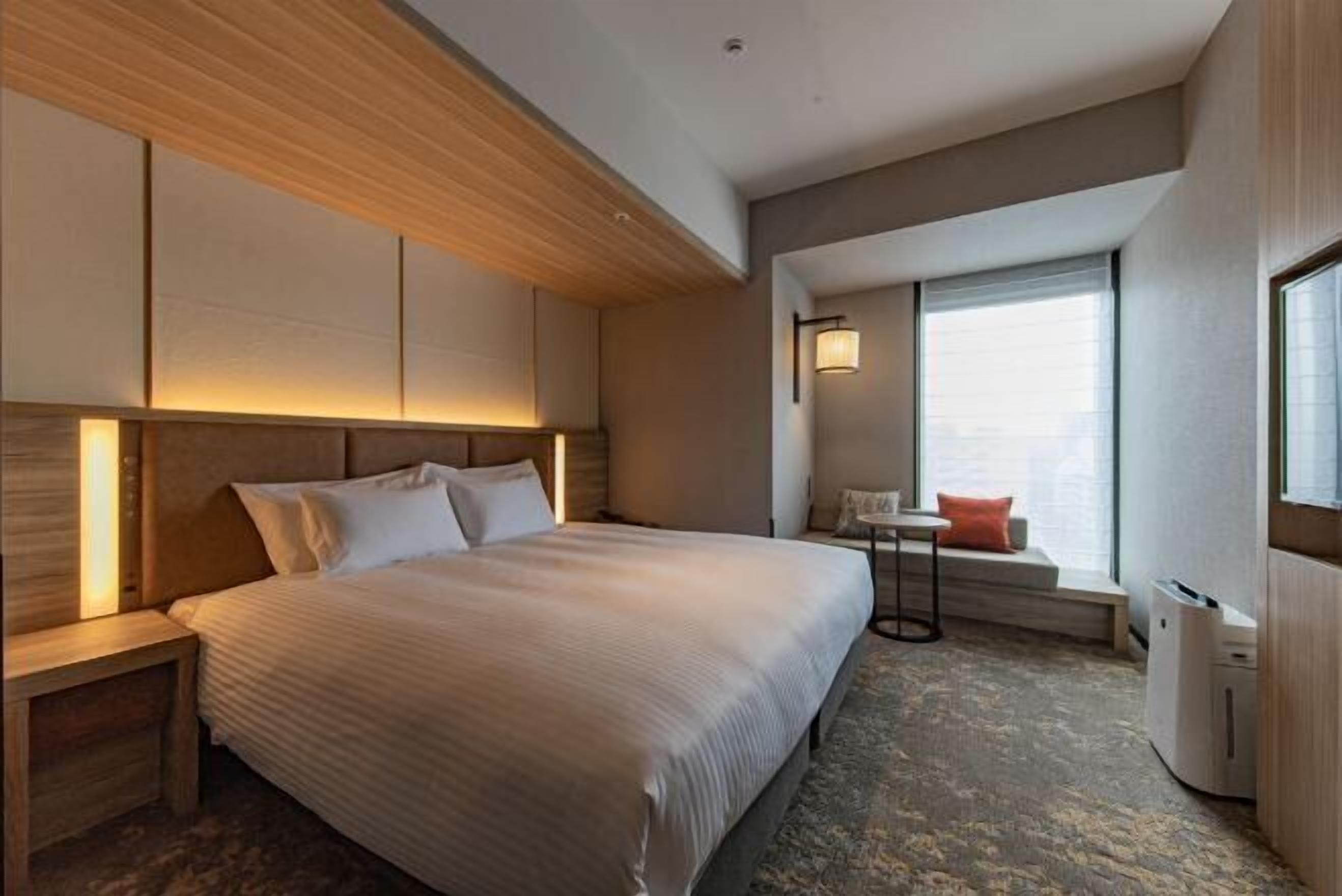 ผ้านวมขนเป็ด, มินิบาร์, ตู้นิรภัยในห้องพัก, โต๊ะทำงาน