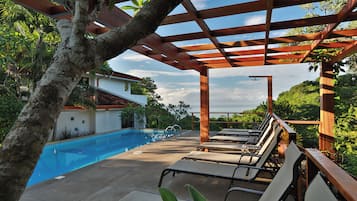 Villa – deluxe, flere senger, delvis havutsikt | Terrasse/patio