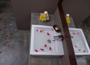 Monolocale Deluxe, 1 letto queen, vista oceano | Bagno | Doccia, soffione a pioggia, set di cortesia gratuito, asciugacapelli