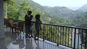 Un balcone con vista su un fiume e montagne.