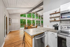 Jääkaappi, mikroaaltouuni, uuni, liesi