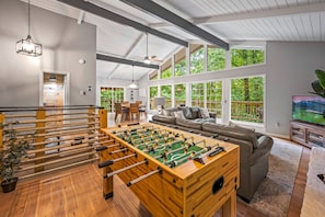 Games room - Beautiful Chalet Near Skiing & the Gatlinburg Strip- Hike, Play & Relax (Gatlinburg)
