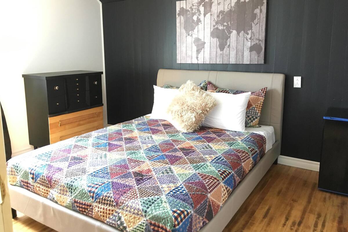 Standard-Doppelzimmer, 1 Queen-Bett, Nichtraucher, eigenes Bad | Kostenloses WLAN, Bettwäsche