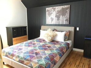 Standard-Doppelzimmer, 1 Queen-Bett, Nichtraucher, eigenes Bad | Kostenloses WLAN, Bettwäsche