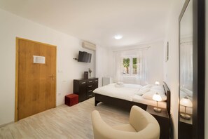 3 bedrooms, in-room safe, free WiFi, bed sheets