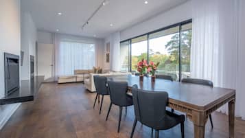 Penthouse (Mineral Springs) | Wohnbereich | Flachbildfernseher, Kamin