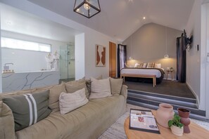 Una televisión de pantalla plana, una chimenea