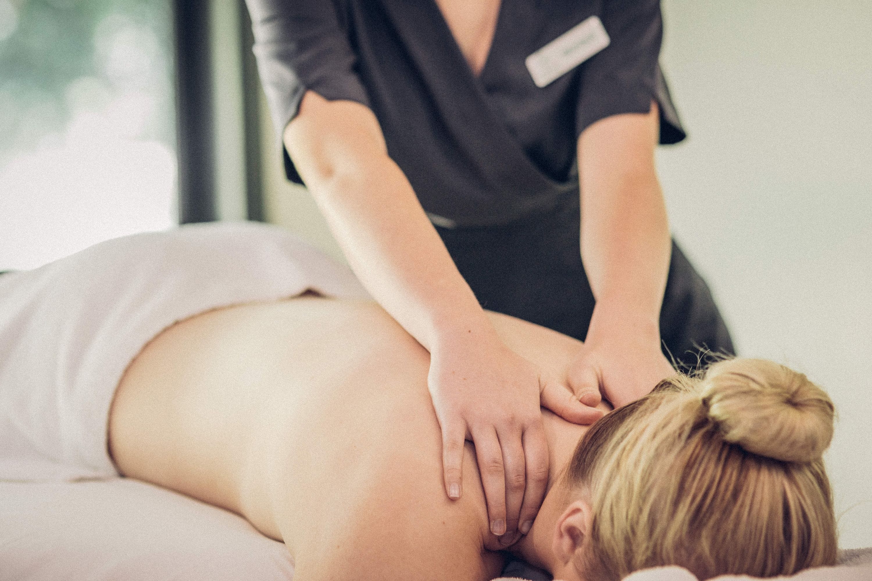 Eine Person erhält eine Rückenmassage.