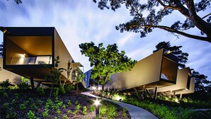 A modern building with an open design, featuring a pathway leading to the entrance. - Hepburn Bathhouse & Spa Villas (Hepburn Springs)