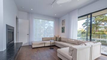 Penthouse (Mineral Springs) | Wohnbereich | Flachbildfernseher, Kamin