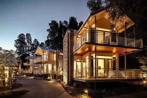 Fachada da propriedade à noite