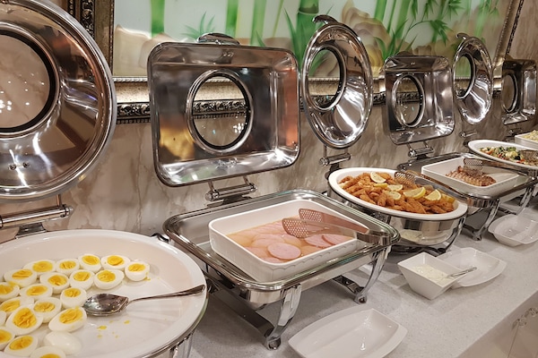 Daily buffet breakfast (KRW 12000 per person)
