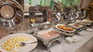 Daily buffet breakfast (KRW 12000 per person)