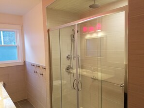 Douche, sĂšche-cheveux, serviettes fournies, savon