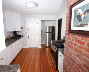 Fridge, microwave, oven, stovetop - PREMIER 5 min walk to Niagara Falls State Park w/FIREPLACE & Central A/C (Niagara Falls)