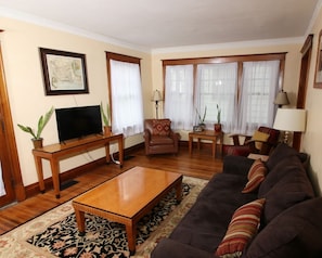 Smart TV, fireplace, stereo