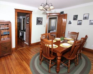 Dining - PREMIER 5 min walk to Niagara Falls State Park w/FIREPLACE & Central A/C (Niagara Falls)