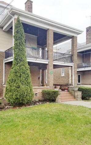 Exterior - PREMIER 5 min walk to Niagara Falls State Park w/FIREPLACE & Central A/C (Niagara Falls)