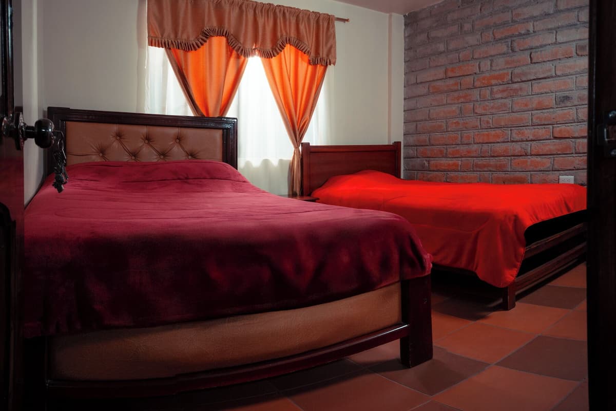 Edredón, camas Select Comfort, muebles diferentes y escritorio