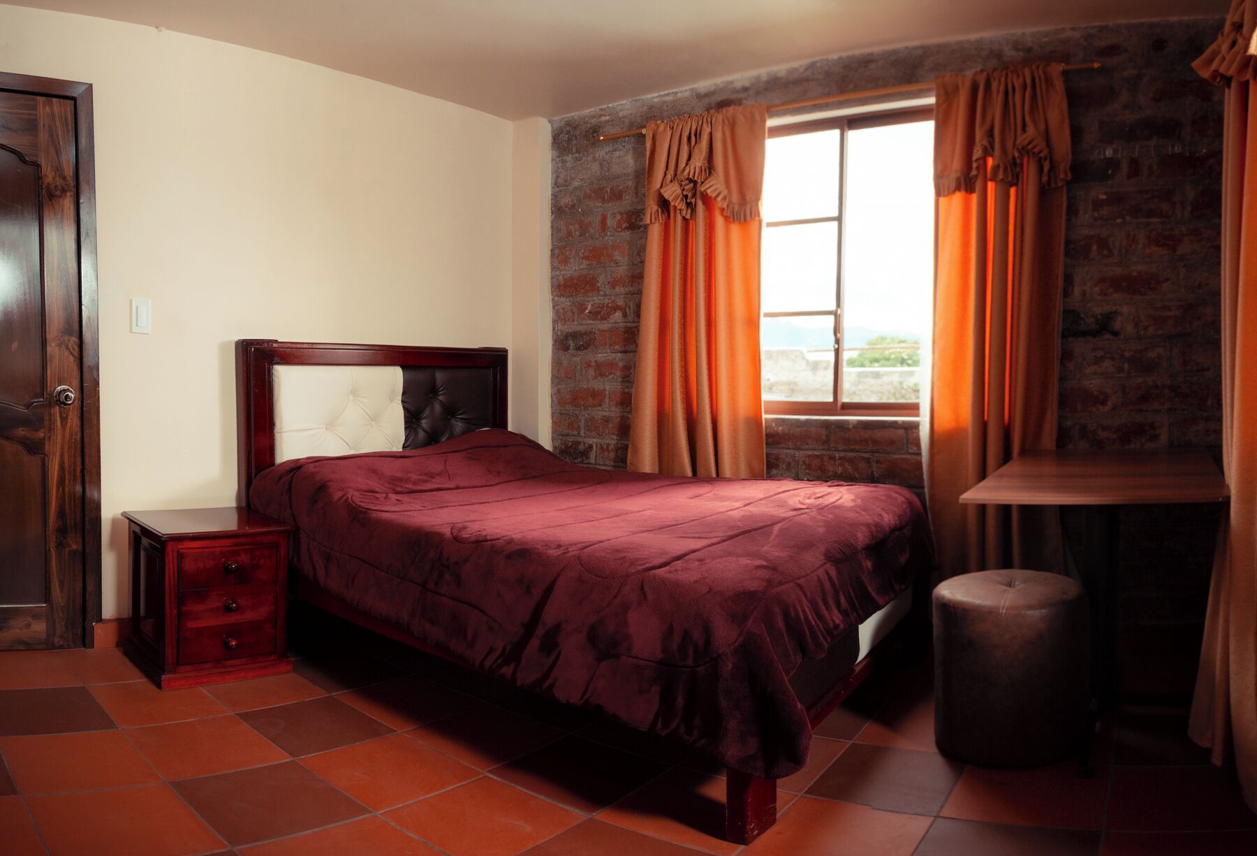 エクスクルーシブ ルーム | 羽毛の掛け布団、セレクト コンフォート製ベッド、客室ごとに異なるインテリア、デスク