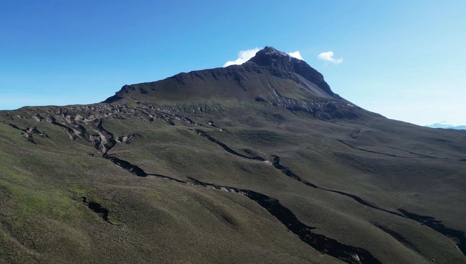 Een berglandschap met een markante piek en zichtbare geologische formaties.
