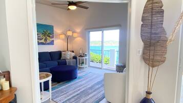 TV connectée, livres, chaîne hi-fi