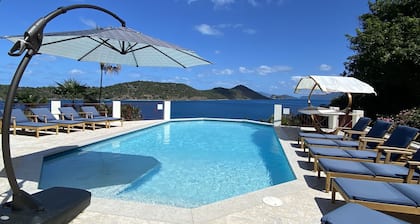 Tranquillité d'esprit - Vos vues sur l'océan face à l'océan et votre piscine à débordement à l'hÎtel St Thomas Escape