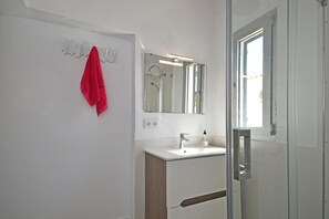 Shower, hair dryer, towels