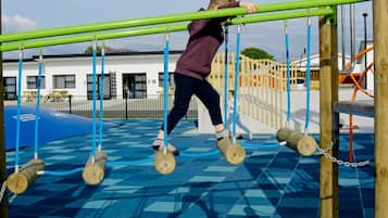 Khu vui chơi trẻ em - ngoài trời