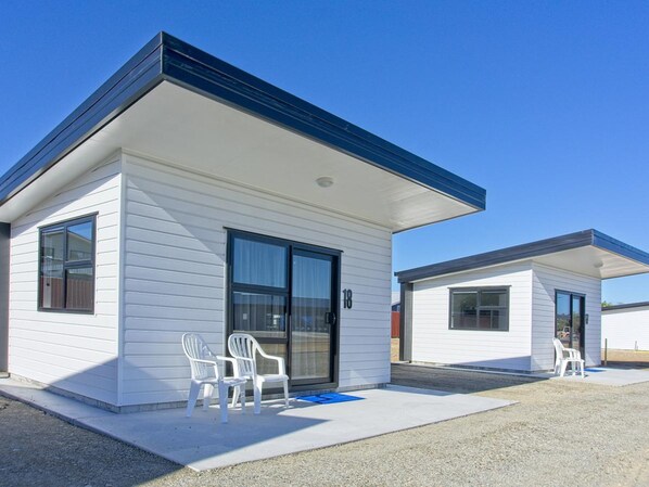 Basic Cabin | Individually decorated, soundproofing, free WiFi