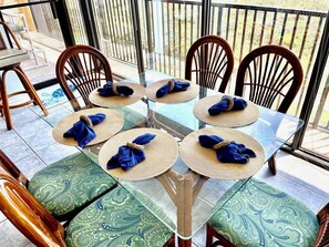 Dining - Beachfront Condo... 5 Min. Walk to Beach Parks at Isla Blanca/Schlitterbahn (South Padre Island)