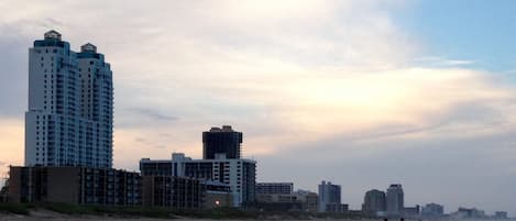 En la playa, camastros y toallas de playa