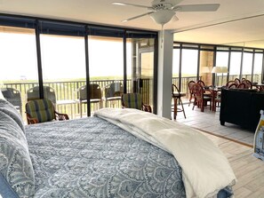 3 makuuhuonetta, työpöytä, silitysrauta/-lauta, vauvan matkasänky