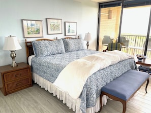 3 habitaciones, escritorio y tabla de planchar con plancha