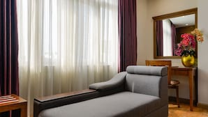 Minibar, coffres-forts dans les chambres, bureau, rideaux occultants