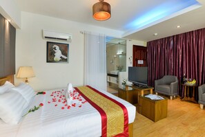 Suite, vistas a la ciudad | Minibar, caja fuerte, escritorio y cortinas opacas