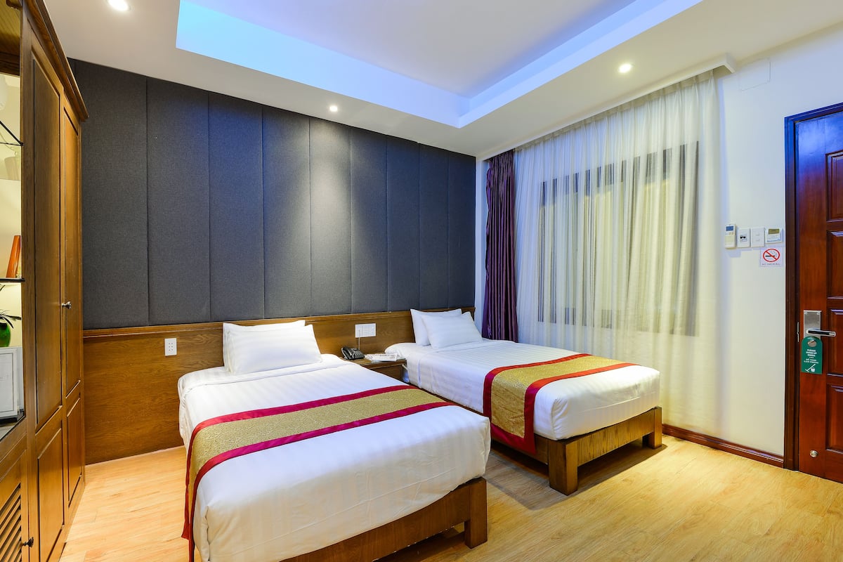 Deluxe Twin Room | Bar mini, peti besi dalam bilik, meja, langsir/tirai gelap terus
