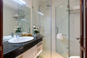 Quarto duplo luxo | Banheiro | Produtos de toalete grátis, secador de cabelo, chinelos, bidê