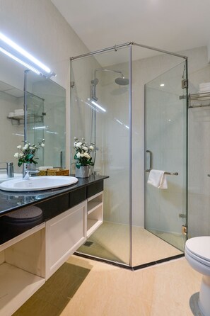 Quarto duplo luxo | Banheiro | Produtos de toalete grátis, secador de cabelo, chinelos, bidê