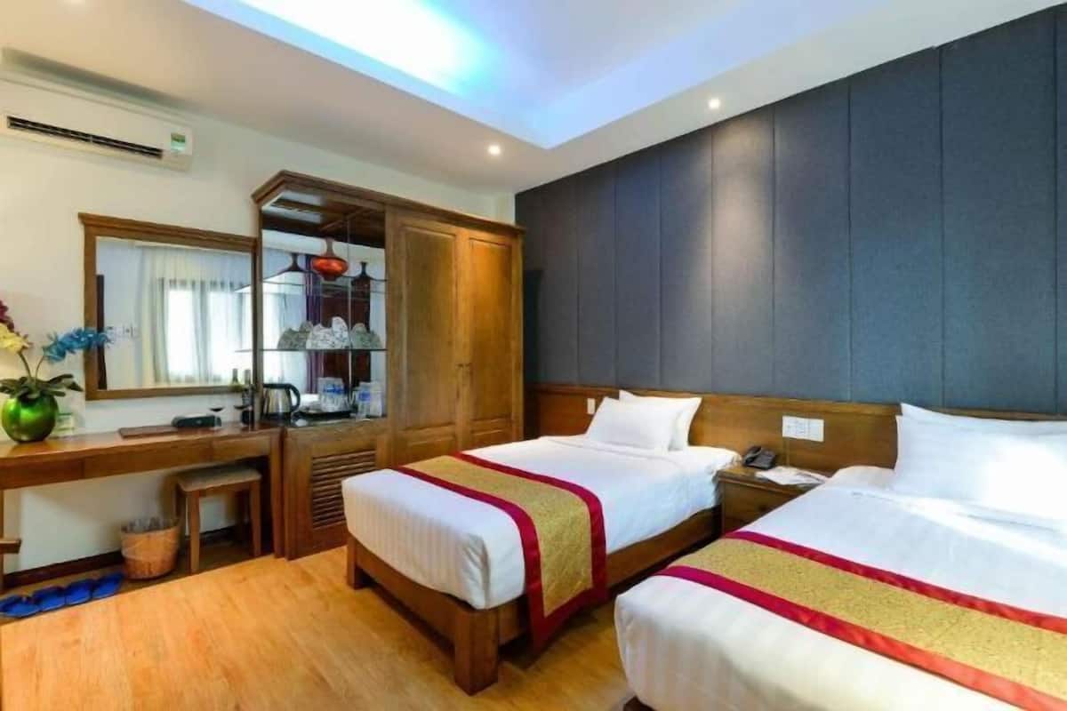 Minibar, Zimmersafe, Schreibtisch, Verdunkelungsvorhänge
