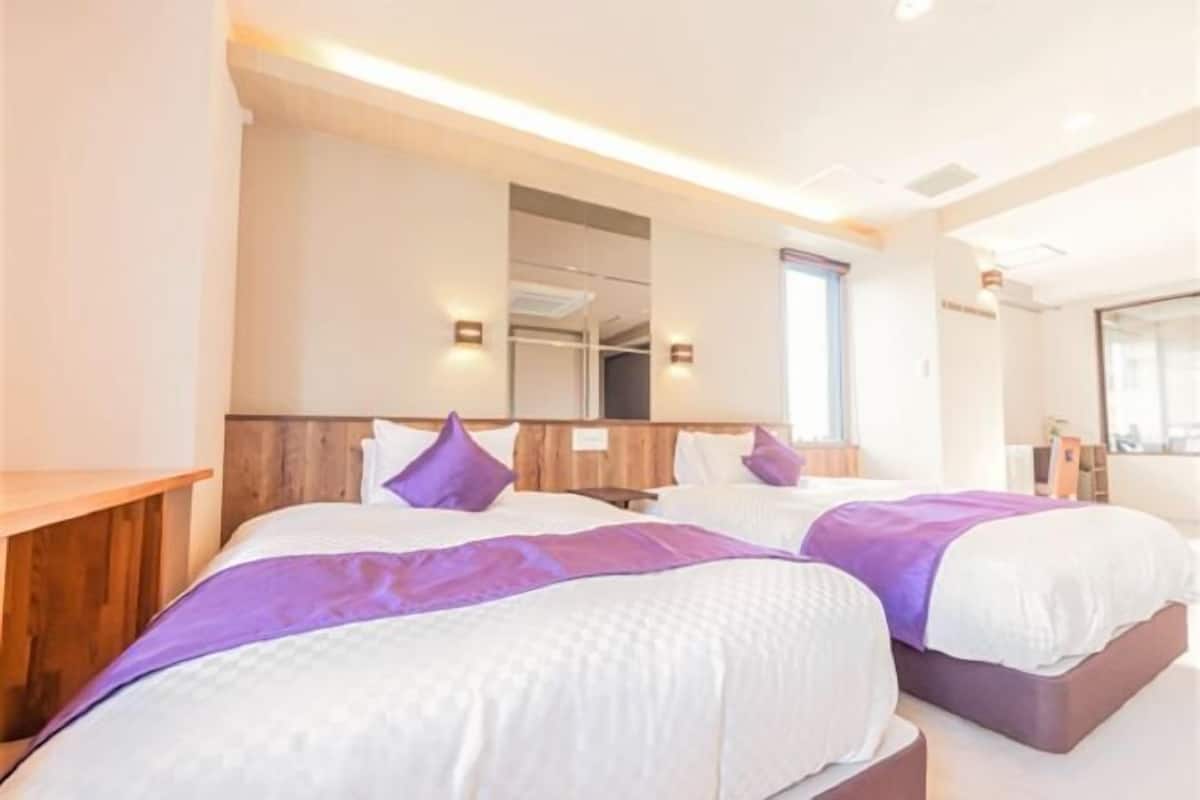 In-room safe, blackout drapes, free WiFi