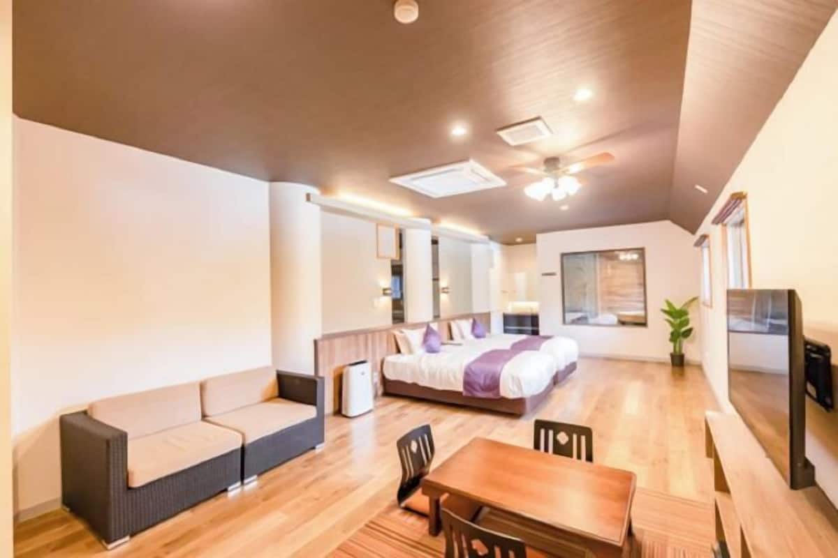 In-room safe, blackout drapes, free WiFi