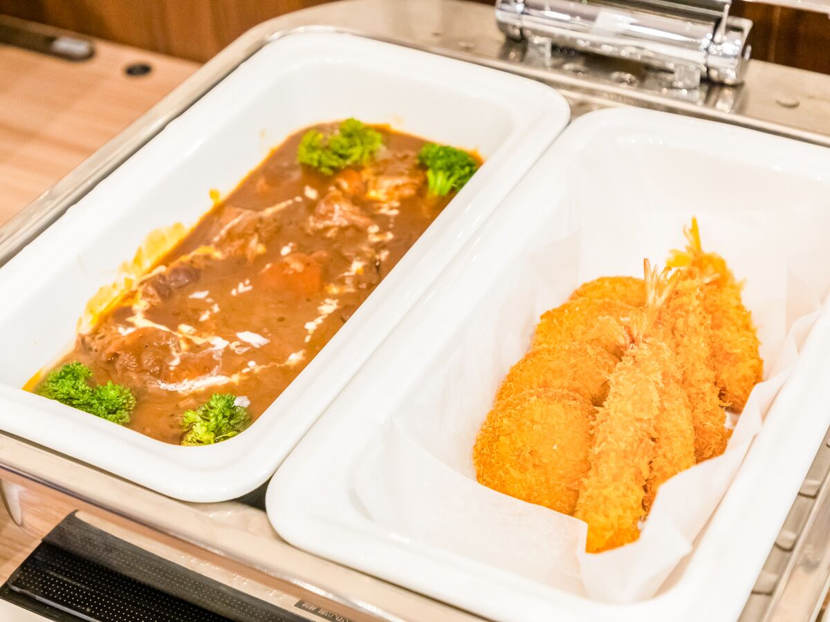 Un plateau contenant un plat de viande et des aliments panés.