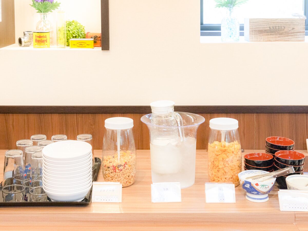 Un buffet proposant une variété de plats et d'accompagnements.